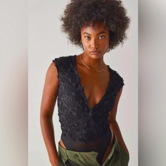 NWOT Free People Black Lace Bodysuit 2 haute 2 handle - Picture 1 of 5